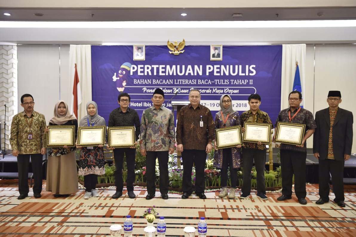 Penerima  penghargaan karya tulis bersama Mendikbud Muhadjir Effenfi dan Kepala Badan Bahasa, Dadang Sukendar. Foto: Asmanu/ngopibareng.id