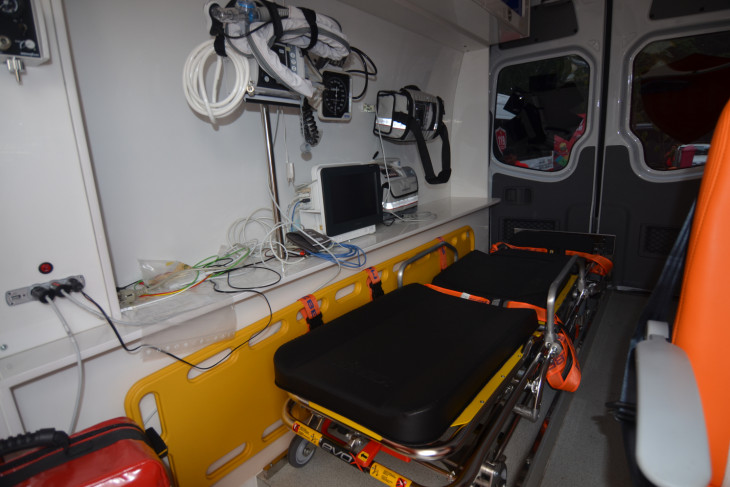 Ilustrasi sarana tempat tidur pasien di dalam mobil ambulans. 