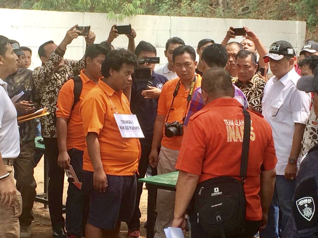 Proses reka ulang peluru nyasar di lapangan tembak Senayan. Foto: asmanu/ngopibareng.id