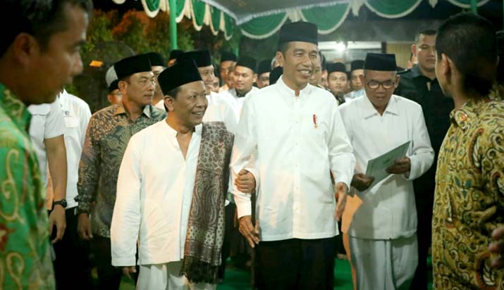 Jokowi memegang tongkat pemberian Gus Munif (kiri). Foto: istimewa