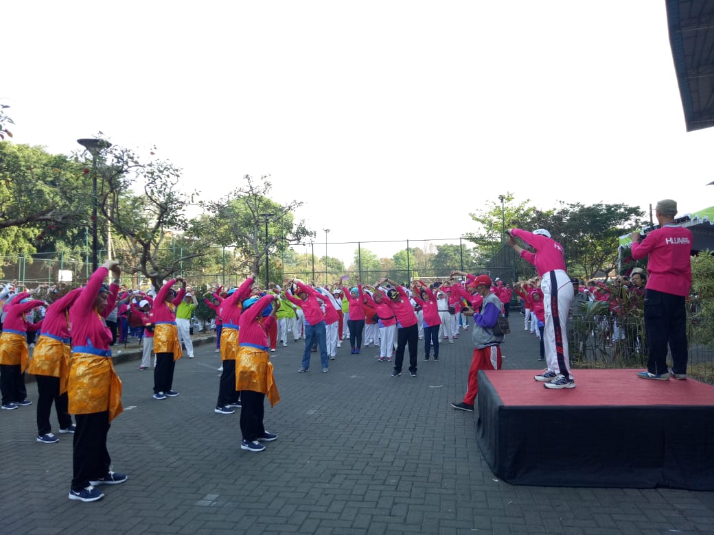 Apel dan Senam Bersama Karang Werdha untuk Memperingati HLUN 2018 di luar Stadion Gajayana, Sabtu 20 Oktober 2018. (Dok. Pemkot Malang)