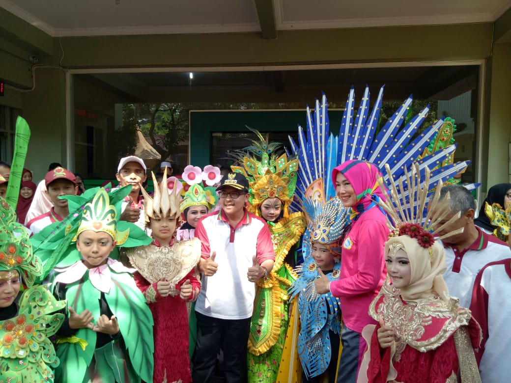 Wali Kota Malang, Sutiaji (bertopi) bersama siswa-siswi SD Islam Sabilillah. (Dok. Pemkot Malang)