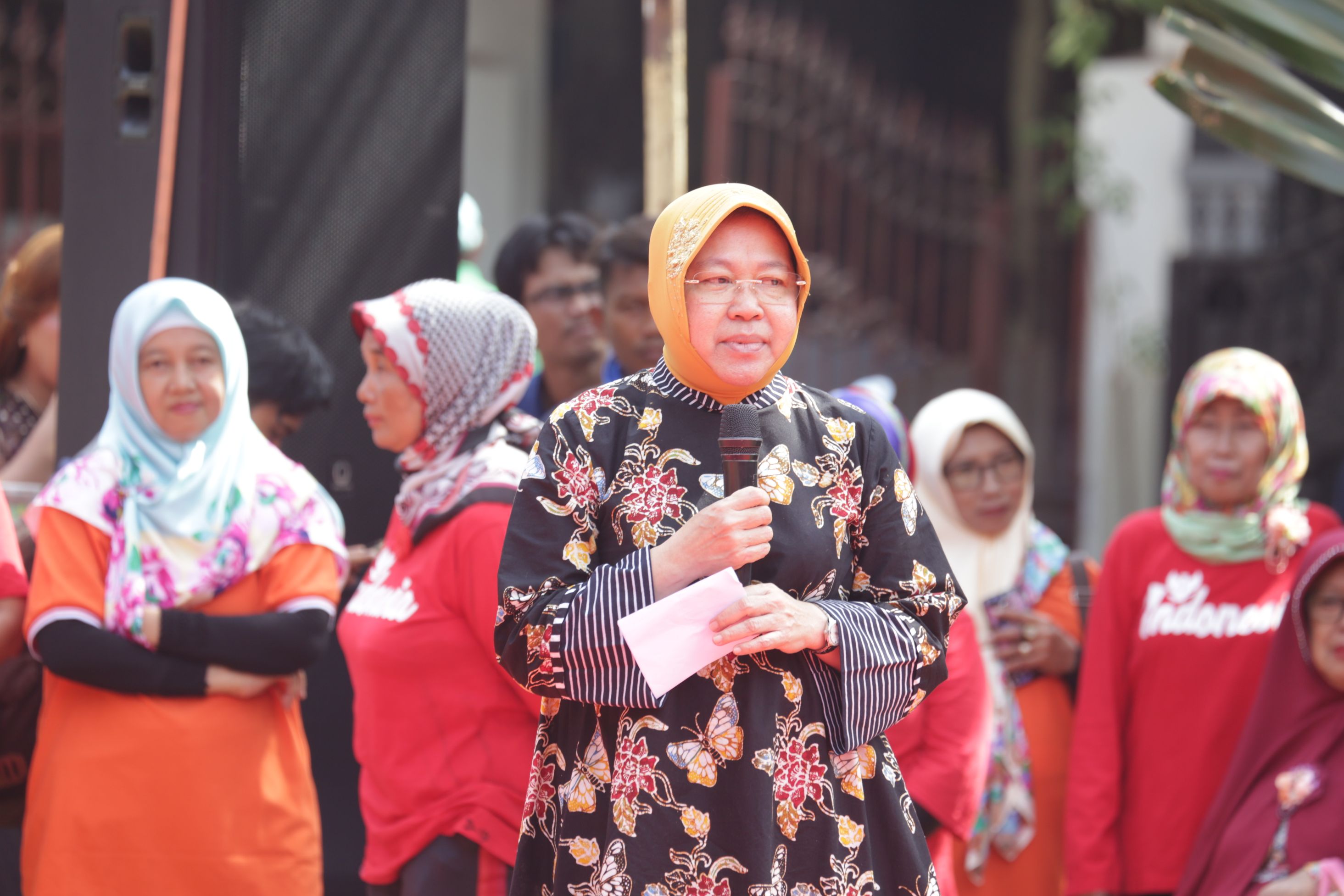 Risma membuka Roadshow Pendidikan Kampunge Arek Suroboyo di Jalan Wisma Kedung Asem, Rungkut pada Sabtu, 20 Oktober 2018. (Foto: Istimewa) 