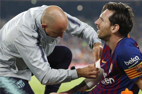 Messi alami cedera patah tulang radial pada lengan kanannya saat Barcelona menang lawan Sevilla di pekan kesembila La Liga Spanyol, Minggu 21 Oktober 2018. (twitter@BarcelonaCF)