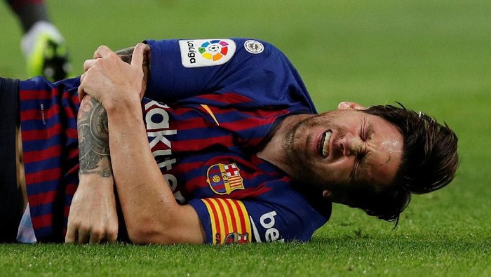Lionel Messi alami cedera tulang radial. Foto: Albert Gea/ Reuters.