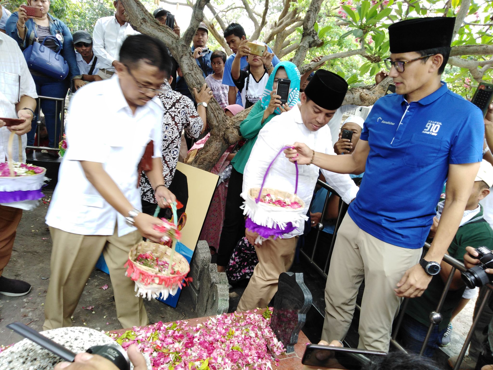 Sandiaga Uno saat nyekar di makam Gombloh, di Makam Tembok, Surabaya, Minggu, 21 Oktober 2018. (foto: farid/ngopibareng.id) 