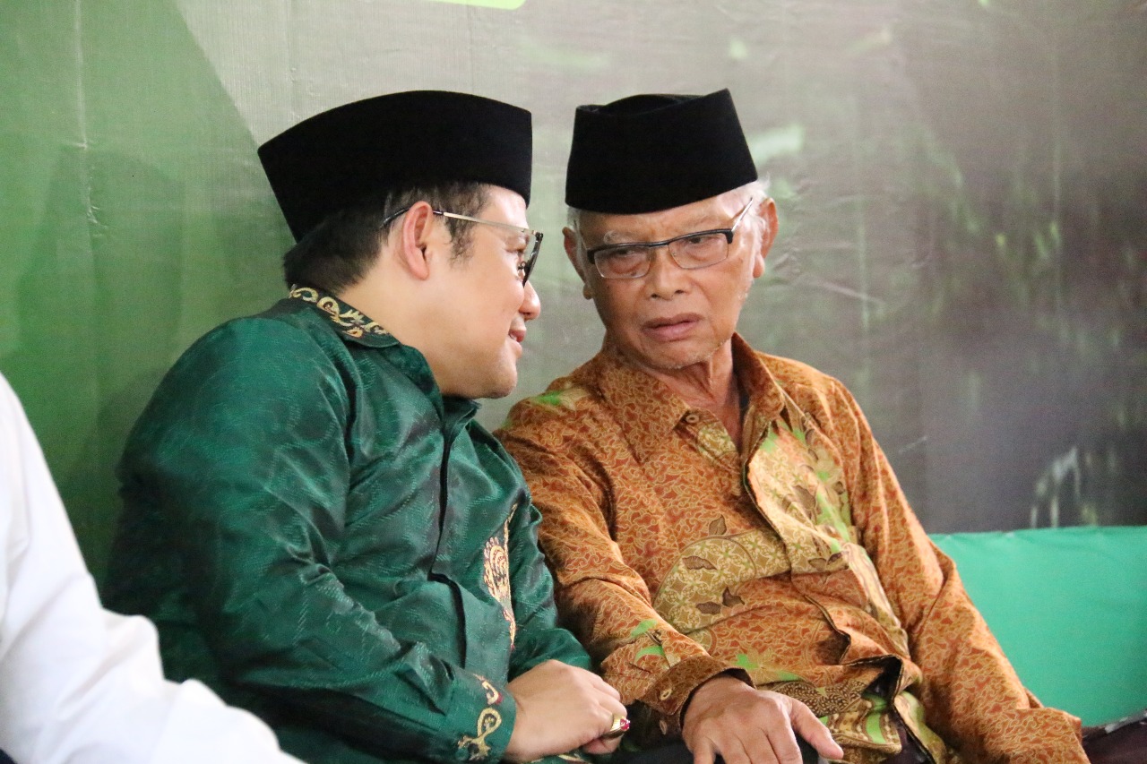 KH Anwar Iskandar bersama Muhaimin Iskandar. (foto: dok ngopibareng.id)
