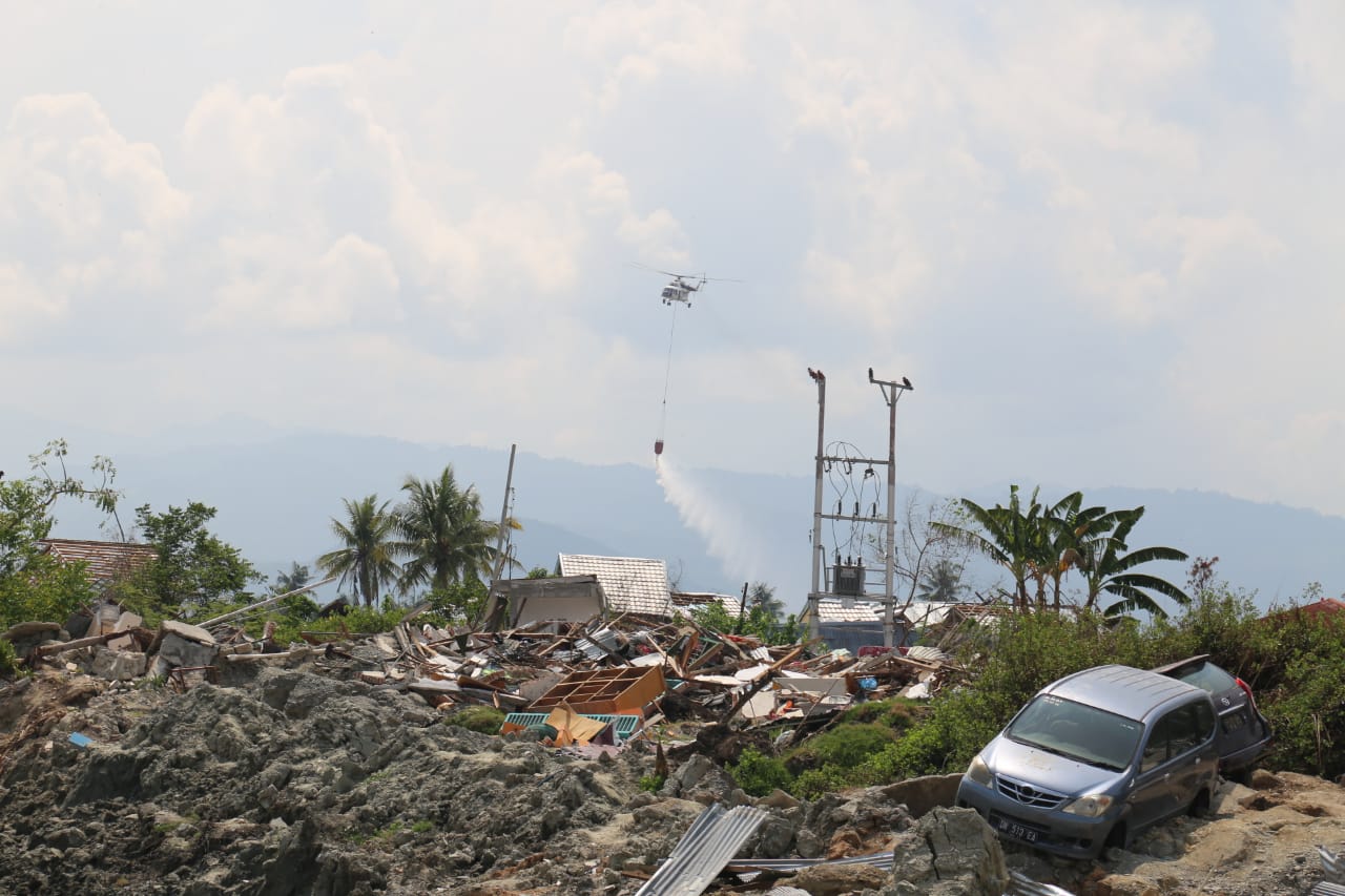 Proses penyemprotan disinfektan di lokasi tsunami Palu. Foto: BNPB 