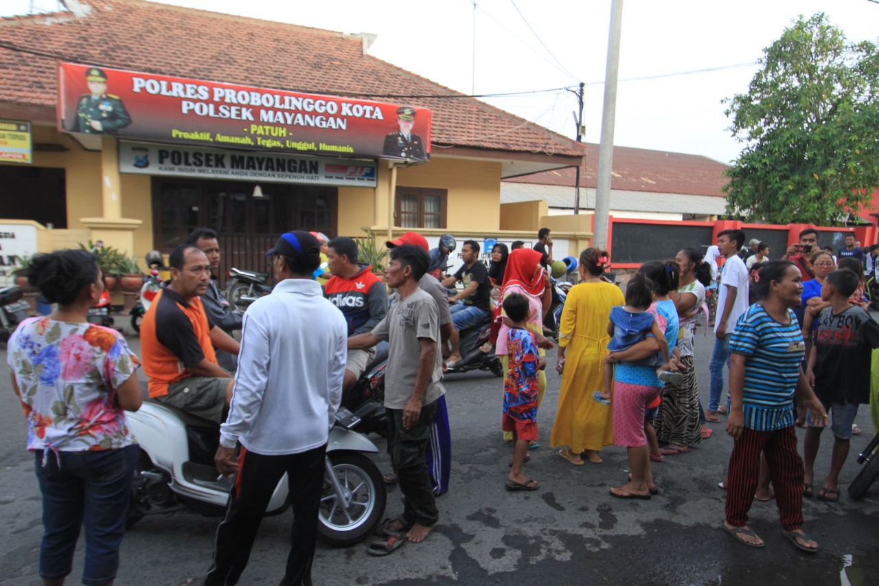 Ratusan warga mendatangi Polsek Mayangan, Kota Probolinggo, Minggu sore. (Foto: Ikhsan/ngopibareng.id).