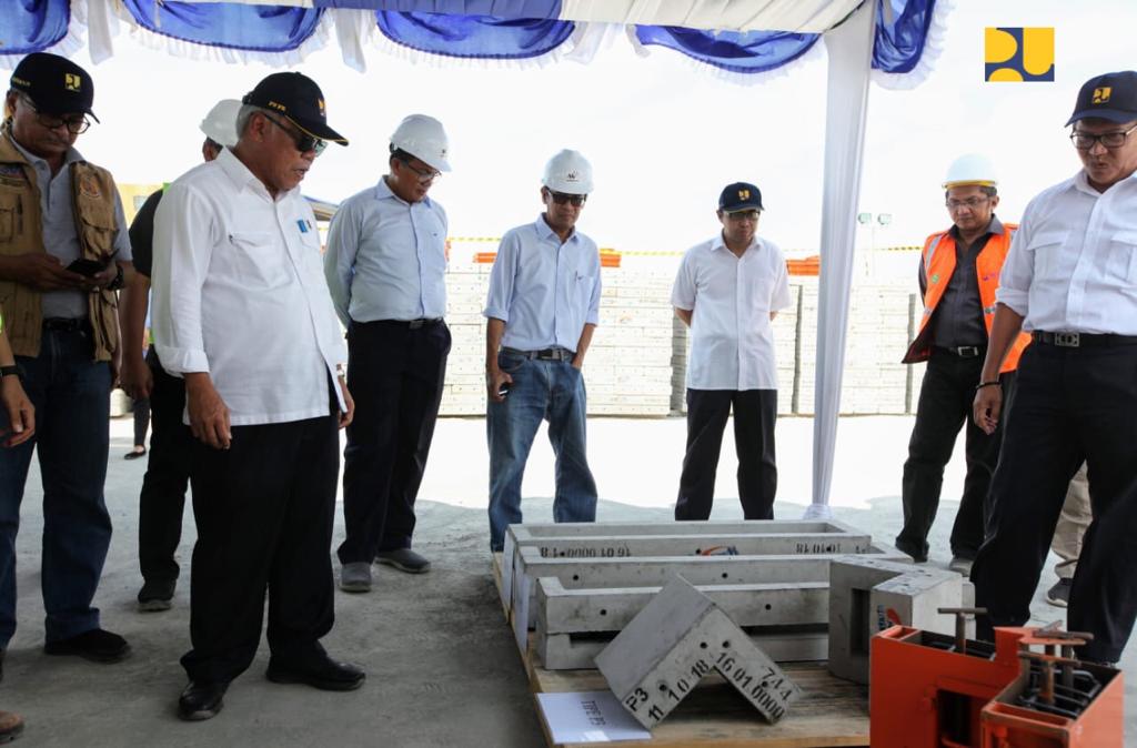 Menteri PUPR, Basuki Hadimuljono meninjua pembangunan rumah tahan gempa di Lombok. (Foto: Birkom PUPR)