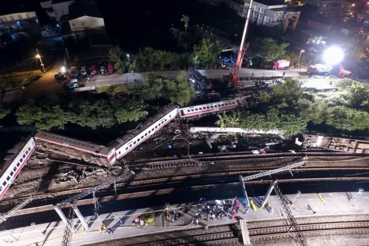 Rangkaian KA Puyuma yang mengalami kecelakaan di dekat Stasiun Xinma, wilayah timurlaut Taiwan, Minggu (21/10/2018), saat dalam perjalanan dari Shulin menuju Taitung. (CNA)