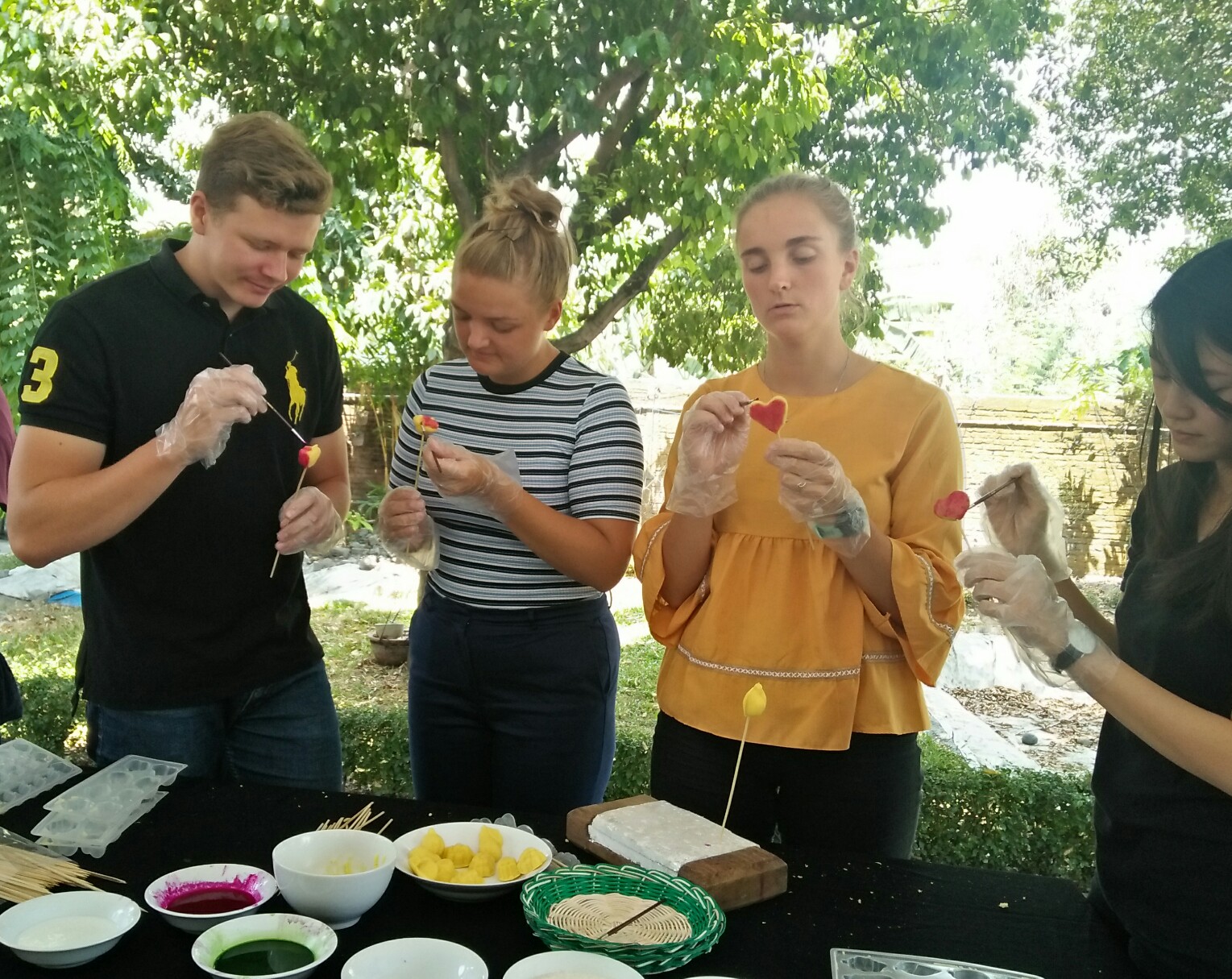 Ingvar, Christin, dan Anneke belajar membuat kue cikak. (Foto: Amanah/ngopibareng.id)