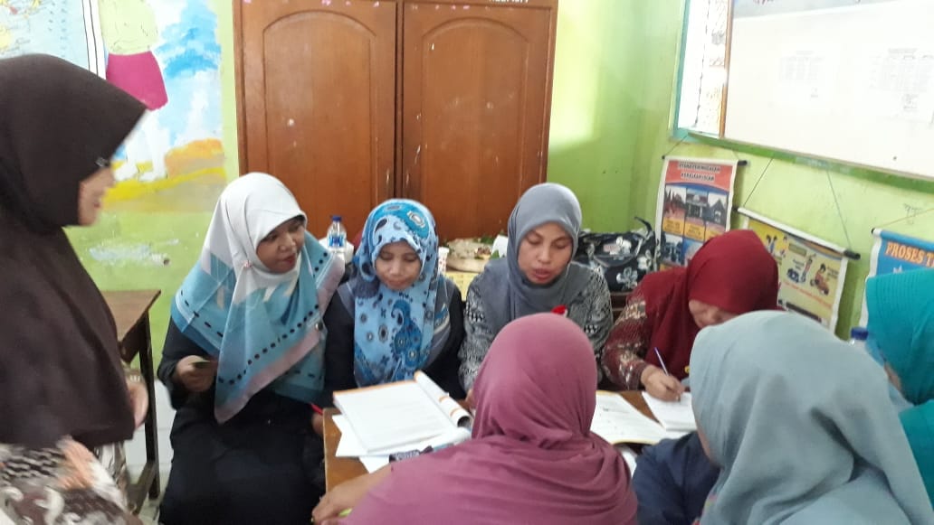 Tim PGSD Unusa melakukan mentoring Bengkel Numerasi pada guru-guru di SDN Balunganyar, Lekok, Pasuruan. (Foto: Tim PGSD Unusa)