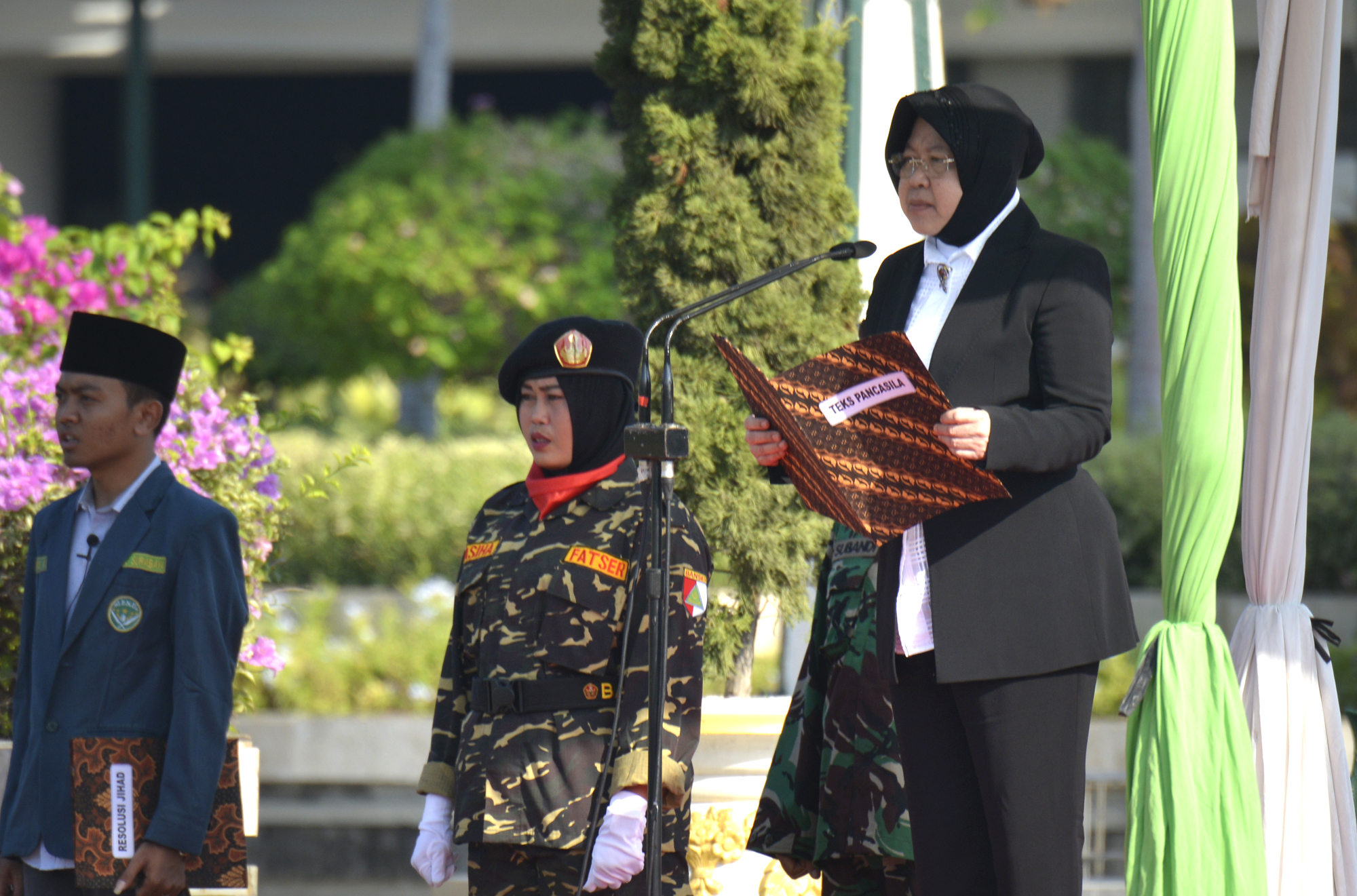 Risma saat menghadiri upacara peringatan Hari Santri Nasional di Museum Tugu Pahlawan pada Senin, 22 Oktober 2018. 