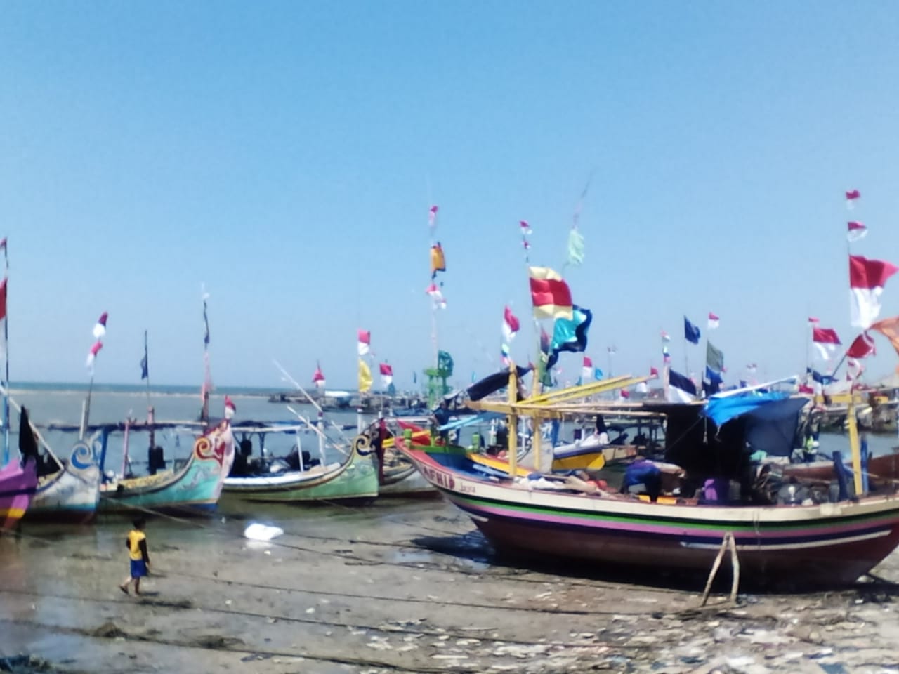 Puluhan nelayan Lamongan terpaksa tak bisa melaut karena kesulitan mencari solar. (Foto: Totok/ngopibareng.id)