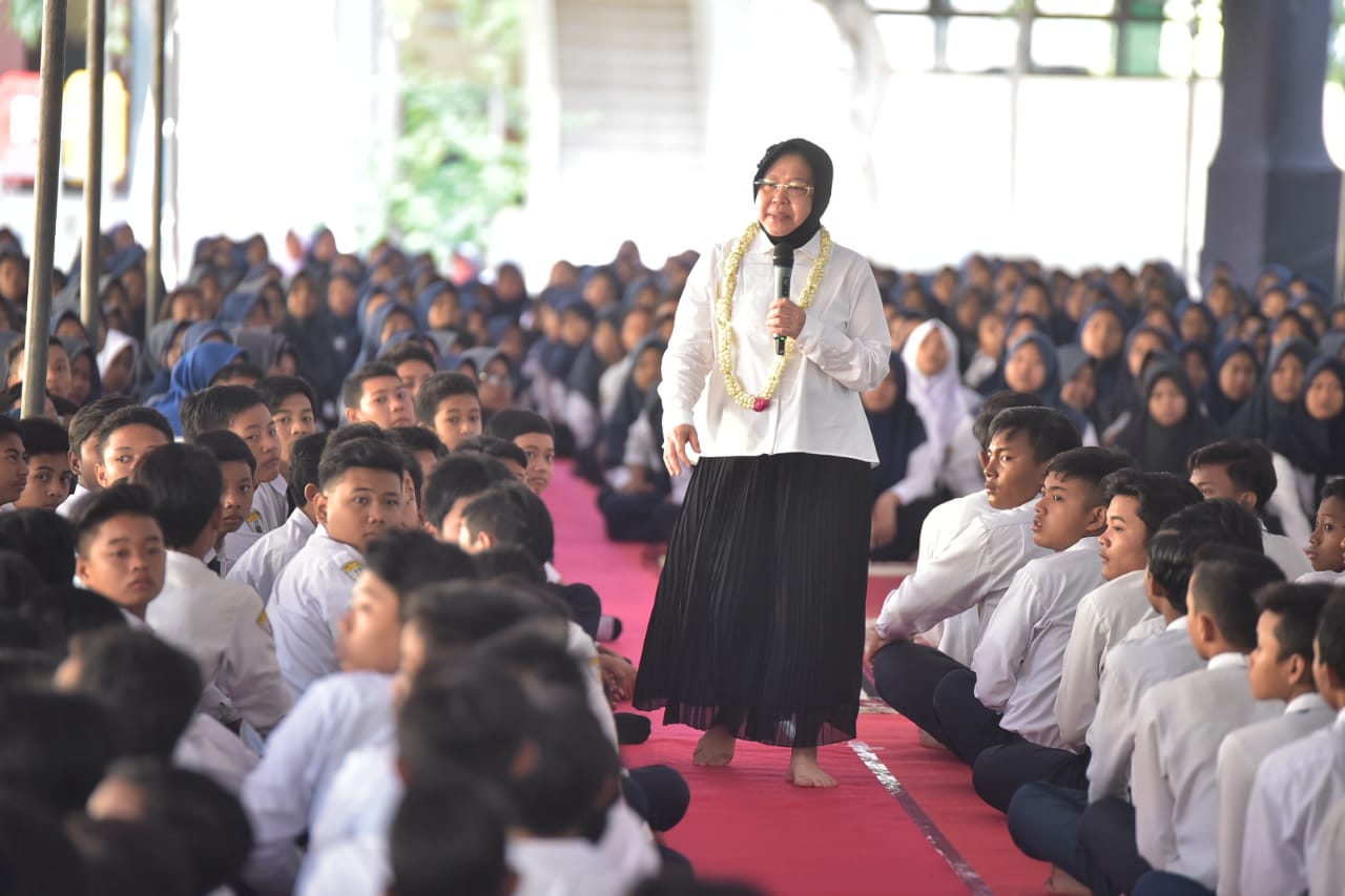 Risma di sela-sela acara yang bertempat di halaman Sekolah SMP Negeri 33 Surabaya, Selasa, 23 Oktober 2018.