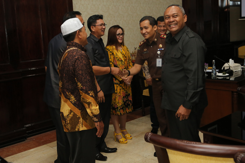 Sekretaris Daerah  Kota Surabaya Hendro Gunawan menyambut FKUB Tomohin, di ruang sidang wali kota, Selasa, 23 Oktober 2018.