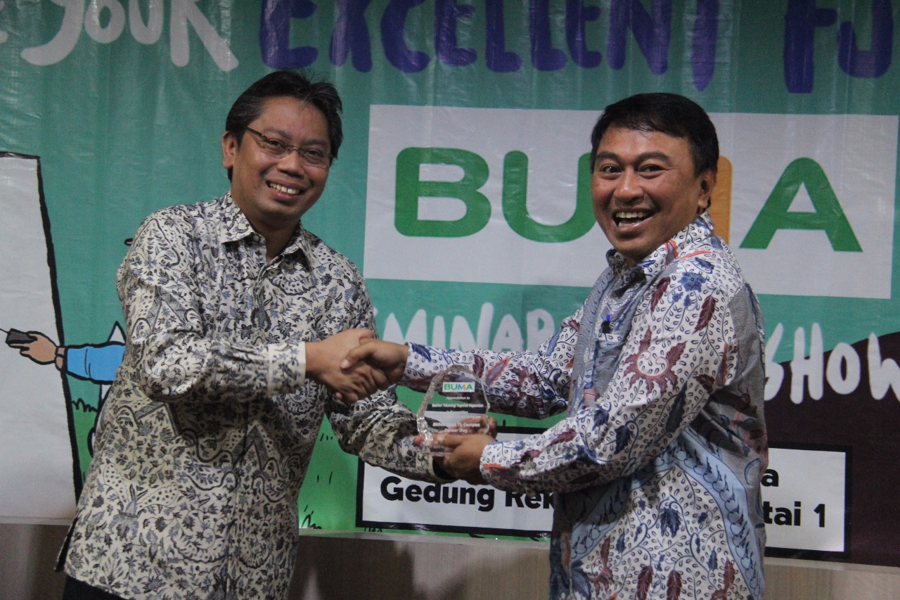 Direktur HRGA dan Plant PT Buma, Indra Kanoena (kiri) memberikan cinderamata kepada Wakil Rektor IV ITS Prof Ketut Buda Artana (kanan) usai penandatanganan MoU.