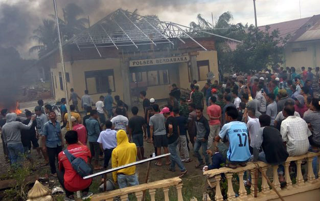 Ratusan massa dari desa Tanjung Keuramat Kecamatan Banda Mulia, Aceh Tamiang membakar markas polisi sektor Bendahara. Aksi yang terjadi pada, Selasa, 23 Oktober 2018 siang ini dipicu kabar meninggalnya tahanan narkoba di mapolsek tersebut. (Foto: serambinews.com)