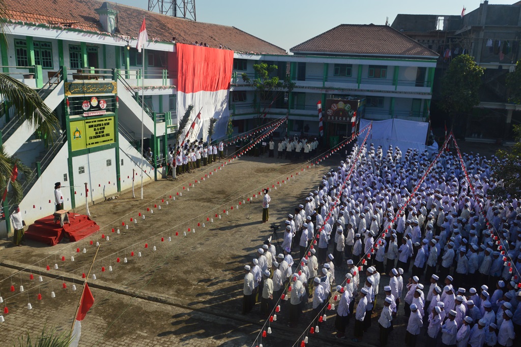 UPACARA: Para santri setia mengibarkan Merah Putih sebagai simbol bendera negara. Cinta NKRI. (foto: dok ngopibareng.id)