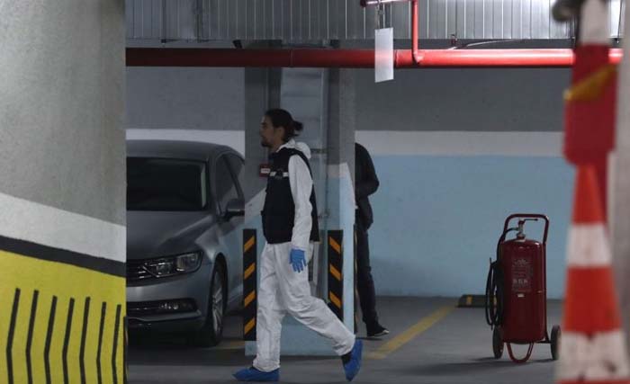 Penyidik Turki berjalan di tempat parkir usai memeriksa mobil milik Konjen Arab Saudi di Istanbul. (Foto: AFP)