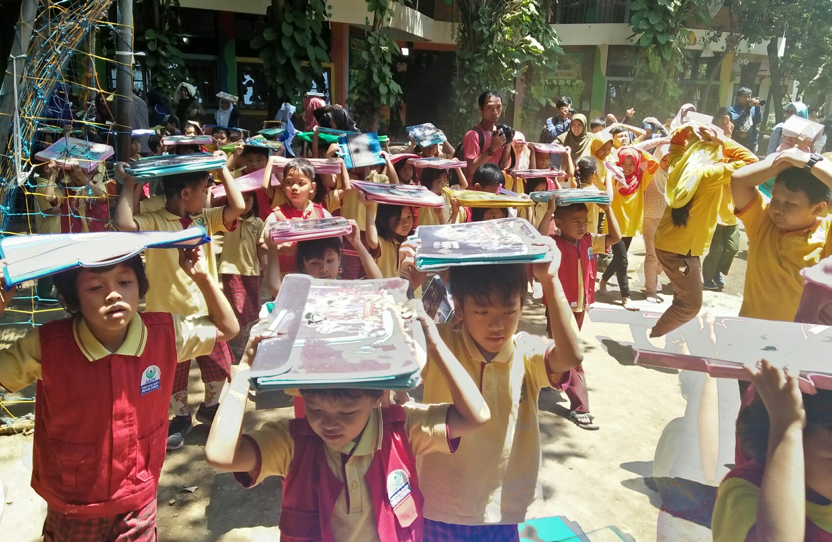 Ribuan siswa SAIM berbondong-bondong lari menyelamatkan diri ketika mengikuti simulasi gempa bumi. (Foto: Amanah/ngopibareng.id)