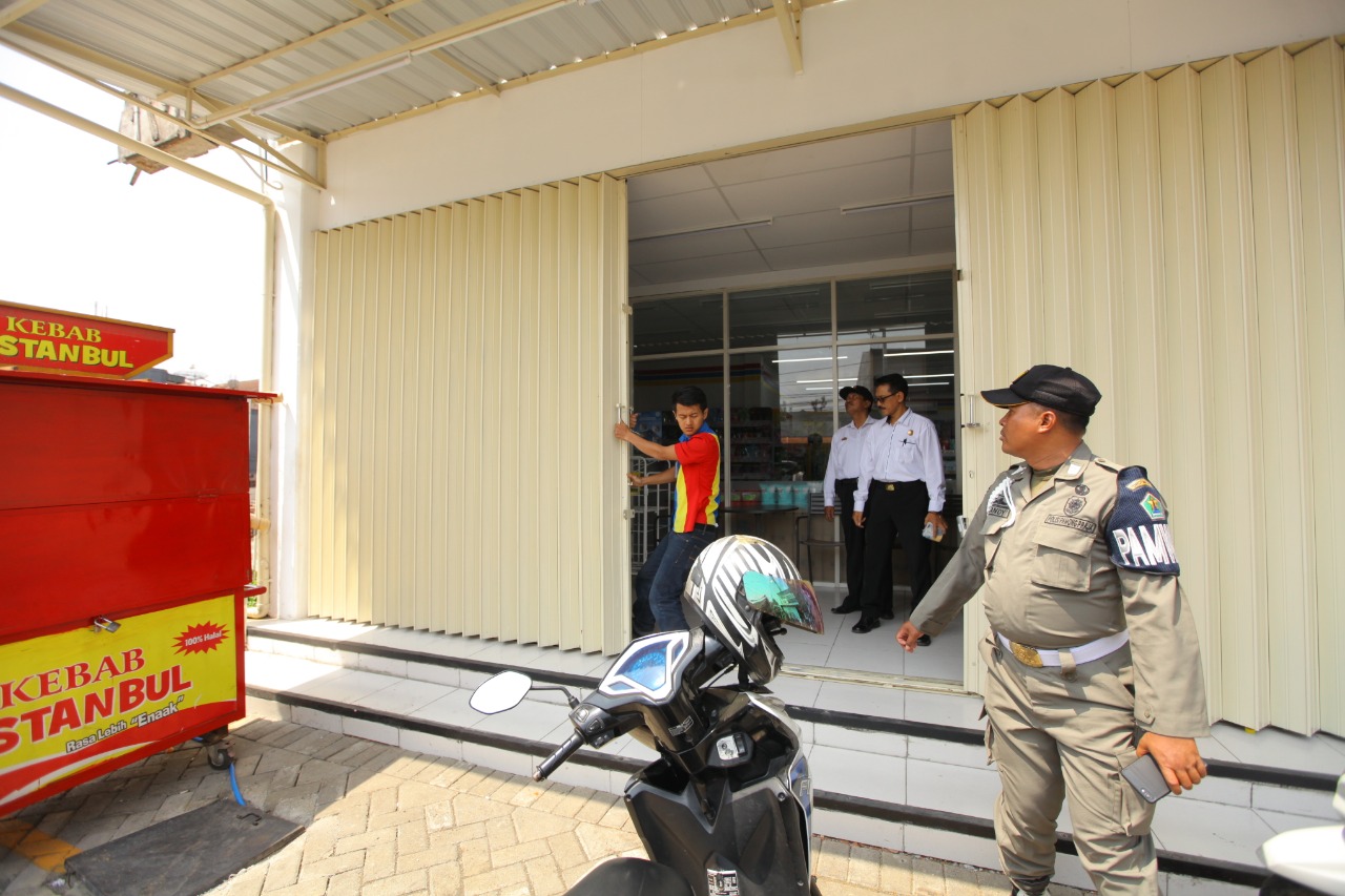 Wali Kota Malang, Sutiaji menggelar inspeksi mendadak (sidak) ke dua toko modern yang ada di wilayah Kota Malang. (Foto: Istimewa)
