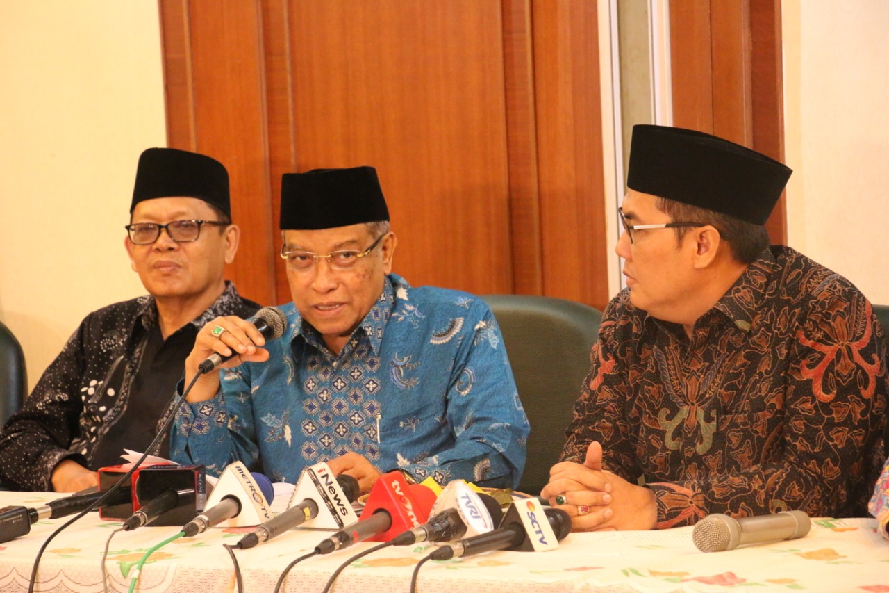 JUMPA PERS: Kiai Said Aqil dalam konferensi pers di Gedung PBNU, Jakarta Pusat, Rabu 24 Oktober 2018, bersama Helmy Faishal Zaini, Sekretaris Jenderal PBNU. (foto: nu for ngopibareng.id)