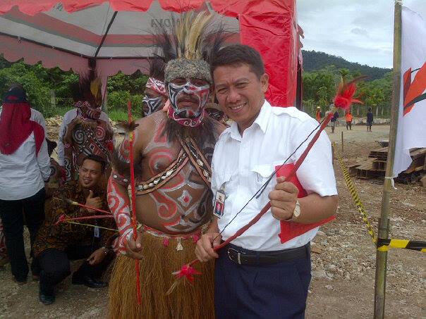 KEBERSAMAAN: Kepala Balai Pelaksanaan Jalan Nasional XVII Papua Barat Yohanis Tulak Todingrara bersama warga adat di Papua. (foto; pupr for ngopibareng.id)