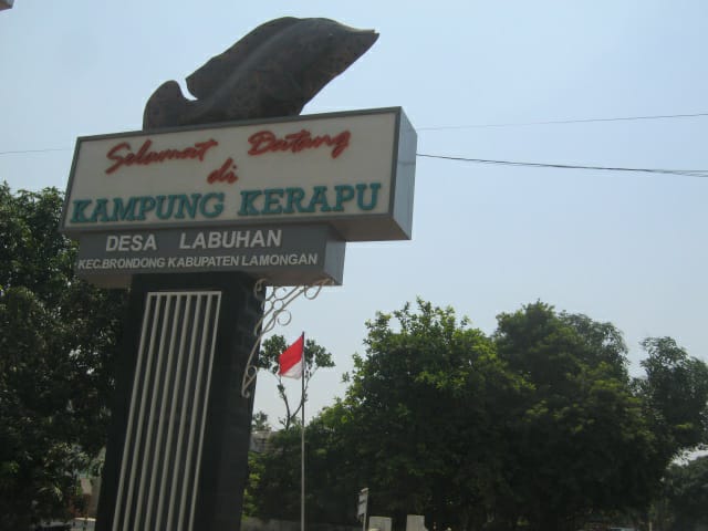 Pemerintah Desa Labuhan membangun monumen ikan kerapu raksasa di depan pintu masuk desa yang juga kondang dengan wisata pantai kotang itu. (Foto: Totok/ngopibareng.id)