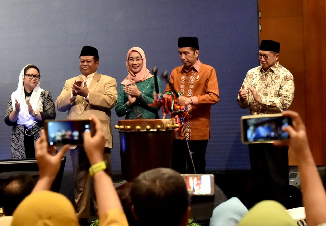 FATAYAT NU: Presiden Joko Widodo saat membuka The International Young Moslem Women Forum (IYMWF) di Jakarta. (foto: ngopibareng.id)