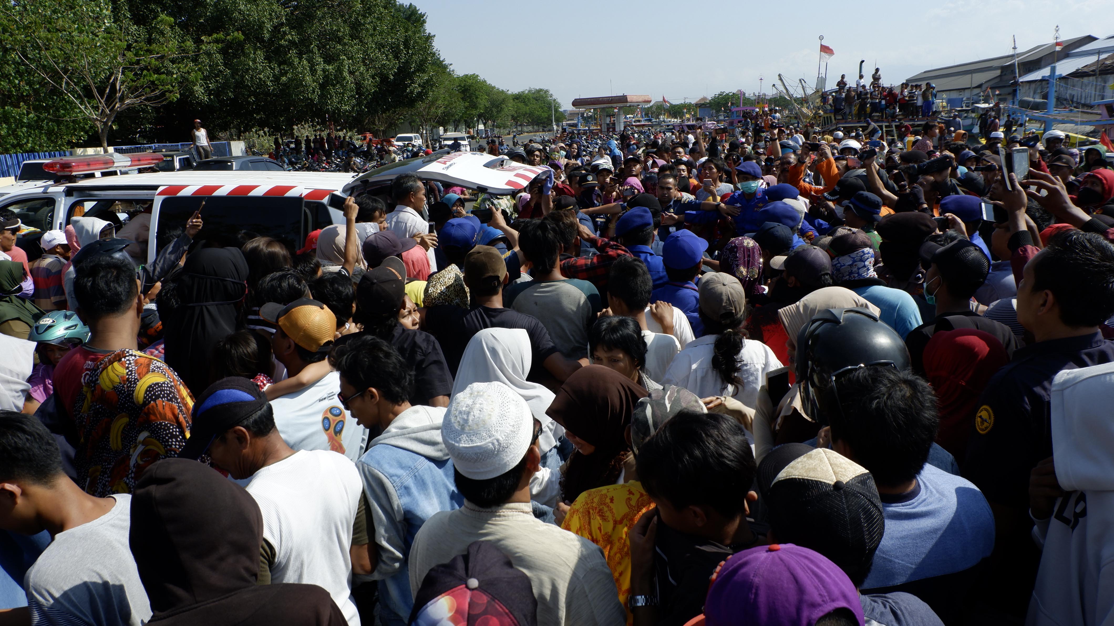 Ribuan warga membanjiri dermaga Pelabuhan Tanjung Tembaga, Kota Probolinggo menyambut jenasah ABK. (Foto: Ikhsan/Ngopibareng.id)