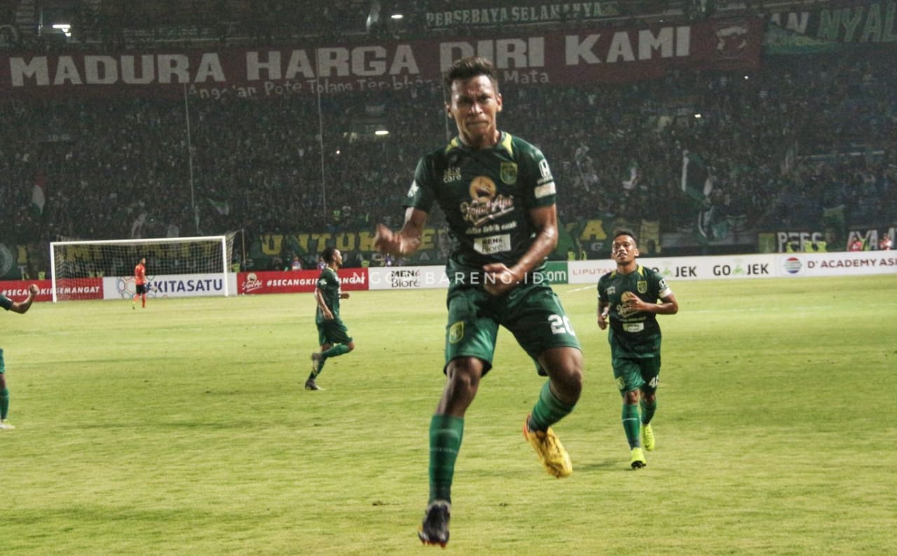 Osvaldo Haay melakukan selebrasi usai mencetak gol ke gawang Madura United. (Haris/Ngopibareng)