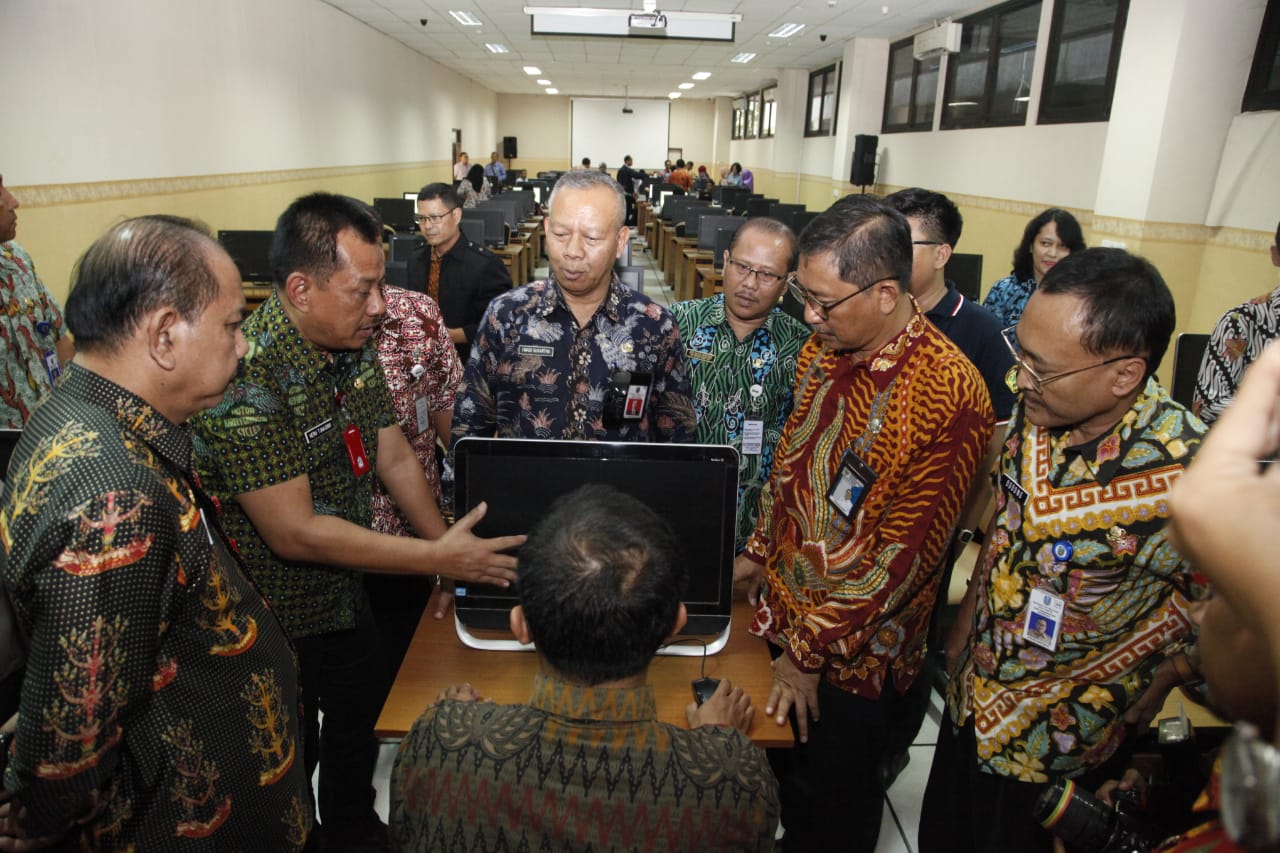 Peninjauan ruang ujian peserta seleksi CPNS di Kantor Regional II BKN, di Waru Sidoarjo Kamis, 25 Oktober 2018.
