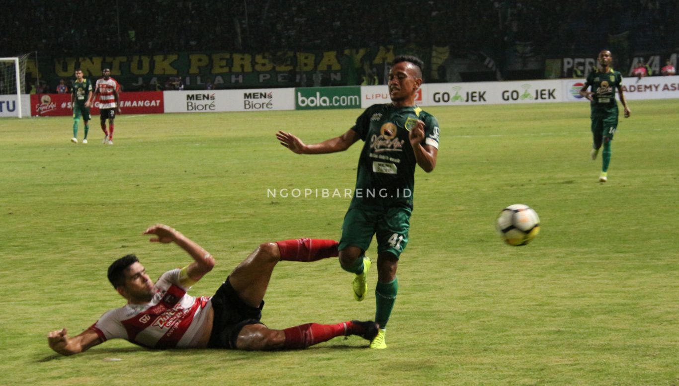 Winger Persebaya Irfan Jaya saat berduel dengan bek Madura United Fabiano Beltrame. (foto: Haris/ngopibareng)
