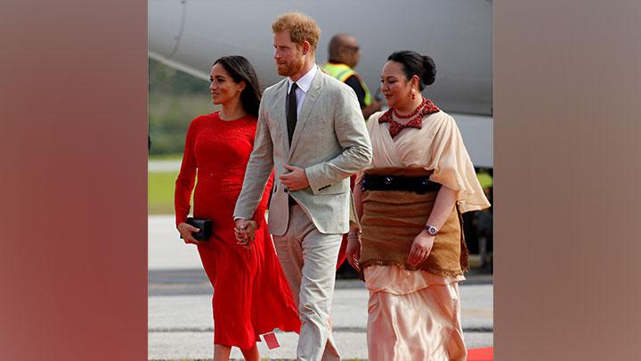 Meghan Markle dan Pangeran Harry disambut oleh Putri Angelika Latufuipeka dari Kerajaan Tonga, Polinesia.