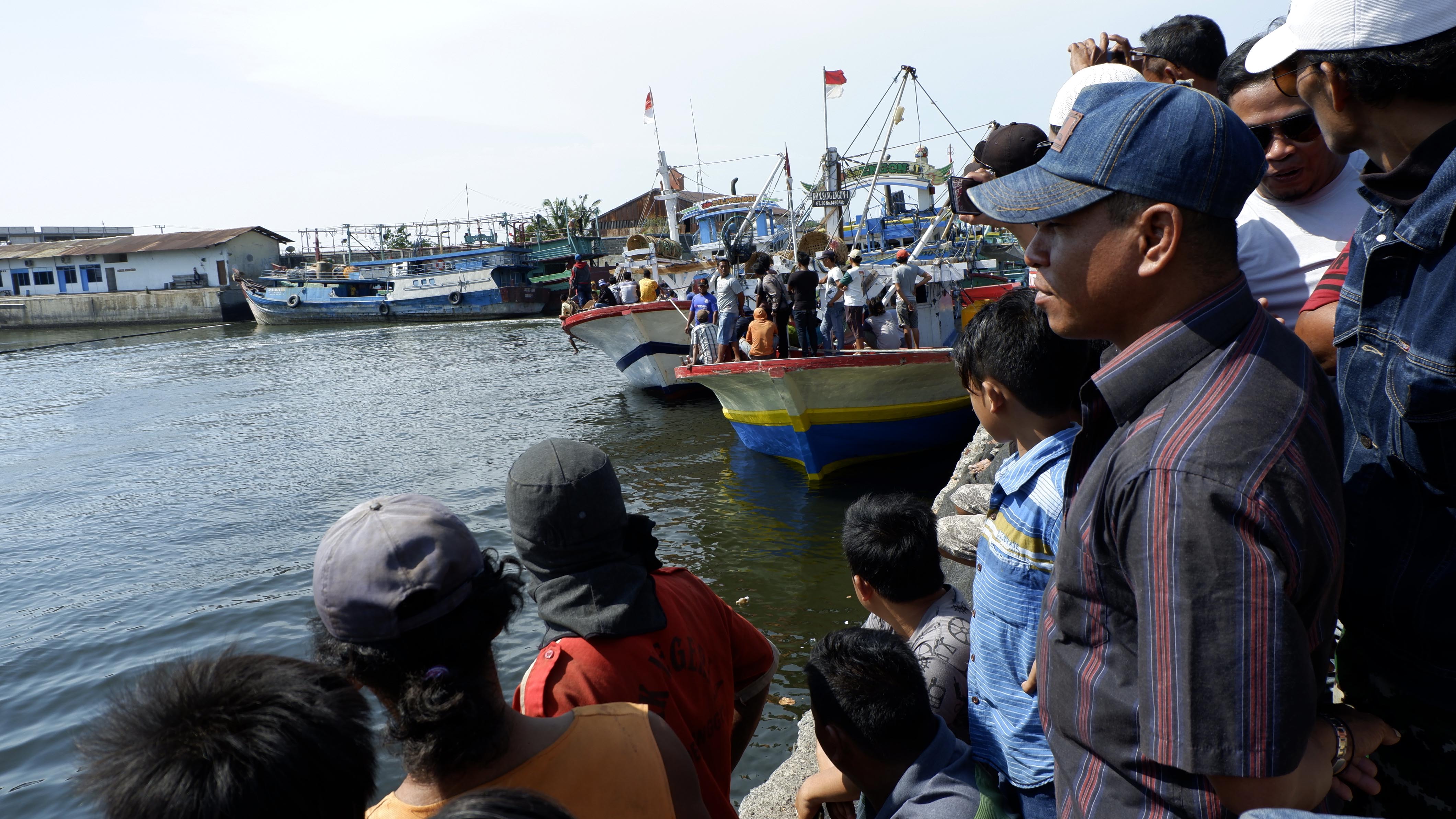 Ribuan warga menyambut kedatangan jenazah Mr X, belakangan diketahui sebagai Windi di Pelabuhan Tanjung Tembaga, Probolinggo. (Foto: Ikhsan/ngopibareng.id)