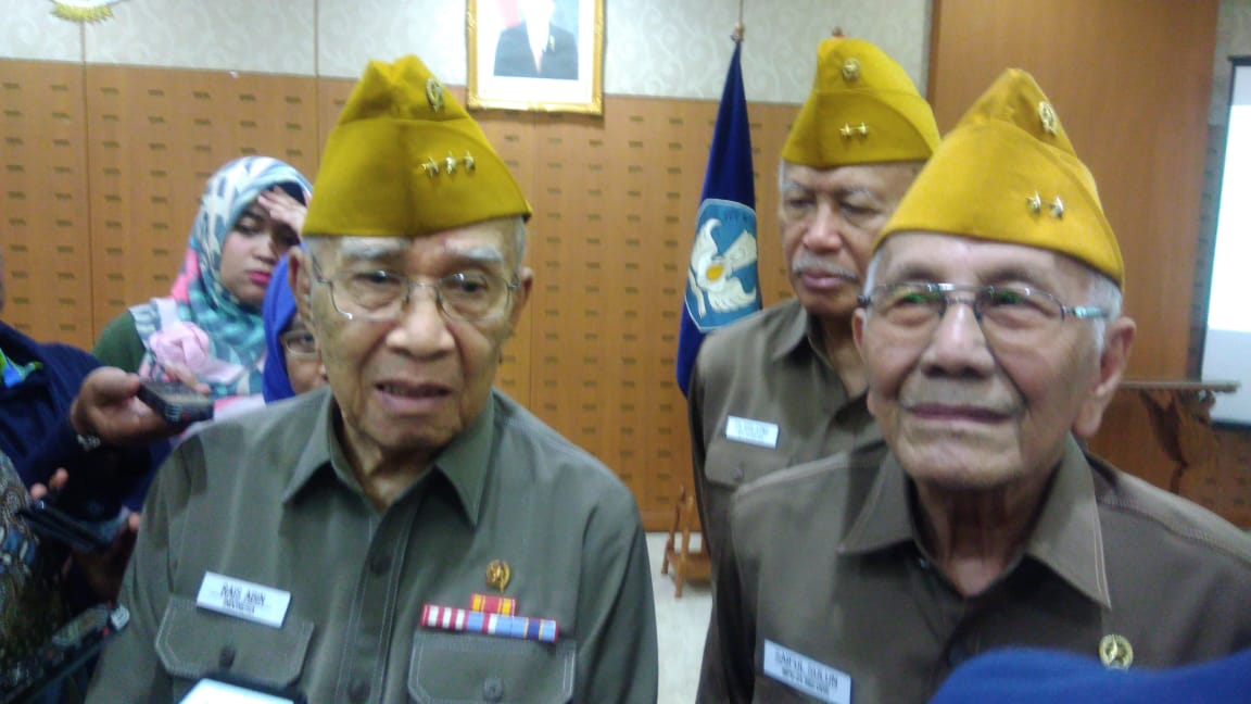 (Kiri) Ketua Legium Veteran Rais Abin. Foto: asmanu/ngopibareng.id