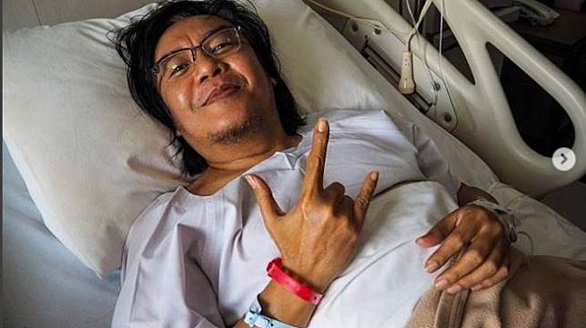 Ari Lasso dirawat di rumah sakit akibat penyakit nyeri punggung bawahnya kambuh. Foto: IG/vitta_dessy.