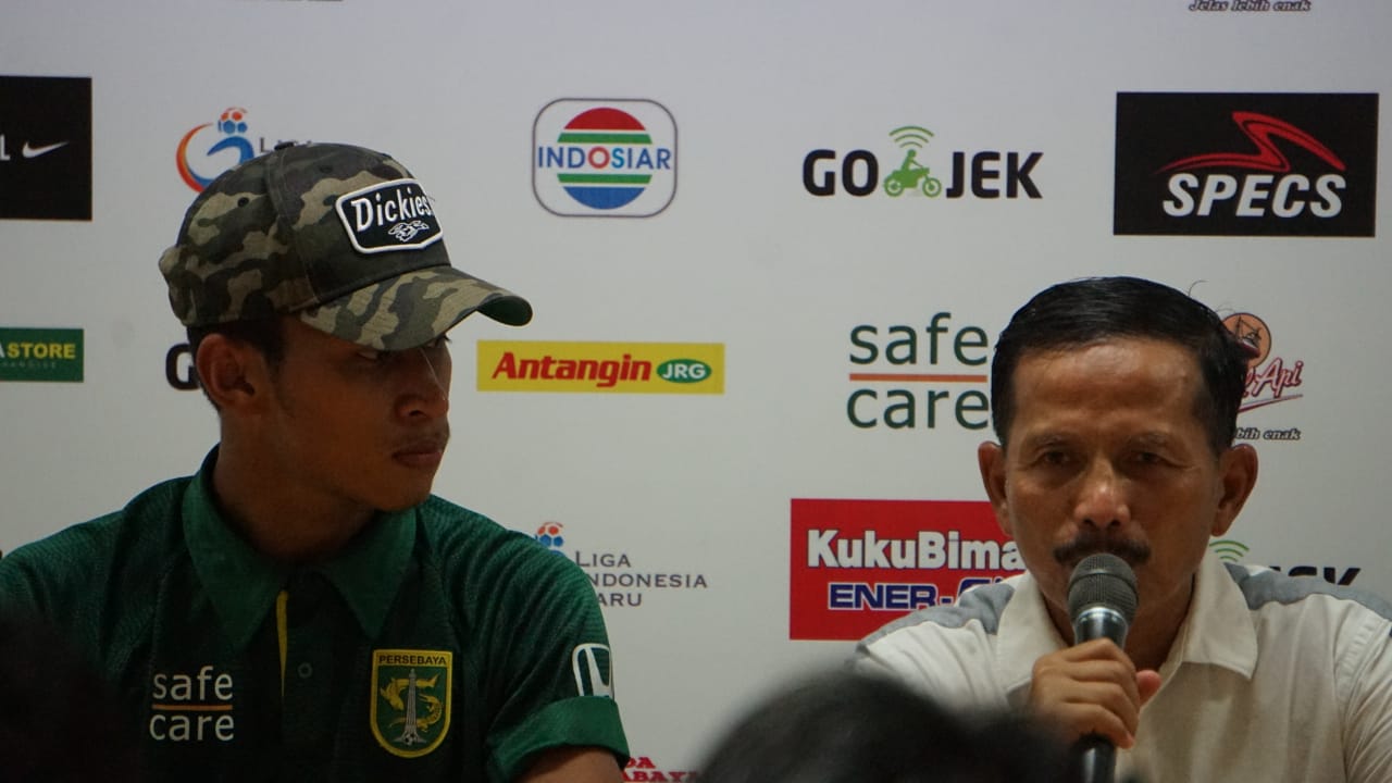Pelatih Persebaya, Dajajang Nurdjaman bersama Osvaldo Haay. (foto: Haris/Ngopibareng)