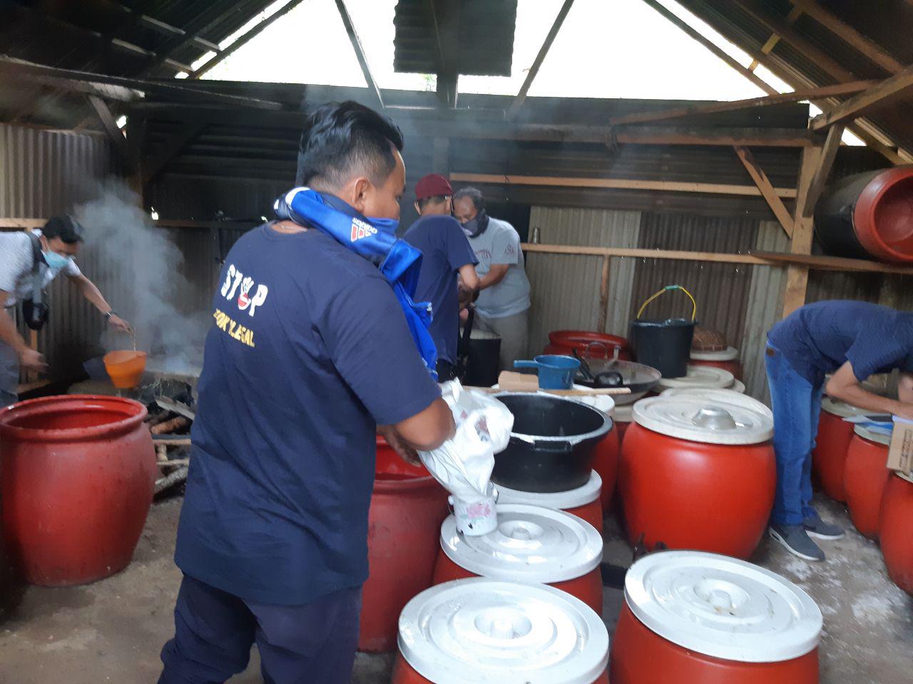 Ratusan liter miras diamankan petugas Bea Cukai Malang. (Foto: Istimewa)