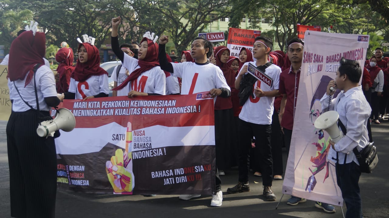 Aksi long march untuk memperingati Bulan Bahasa. (Foto: Humas UMM)