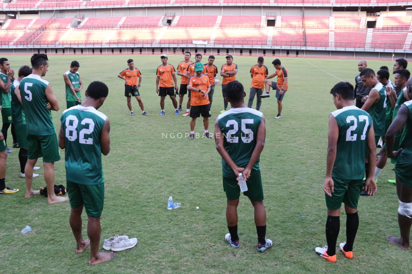 Skuad Persebaya saat berlatih di Stadion Gelora Bung Tomo. (foto: Haris/ngopibareng)