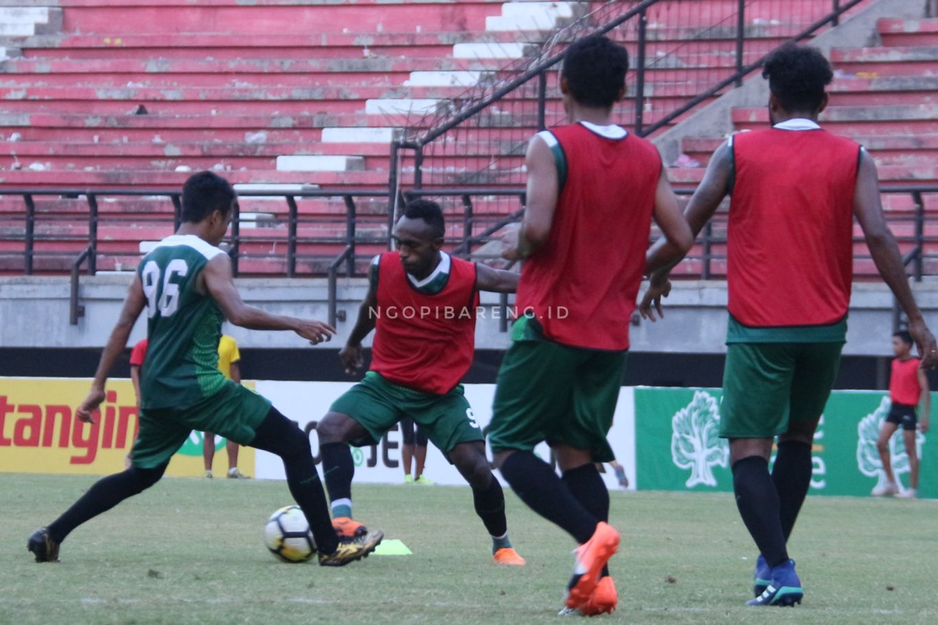 Pemain Persebaya, Ricky Kayame bakal ditunjuk sebagai striker saat menghadapi Persipura. (foto: Haris/ngopibareng)