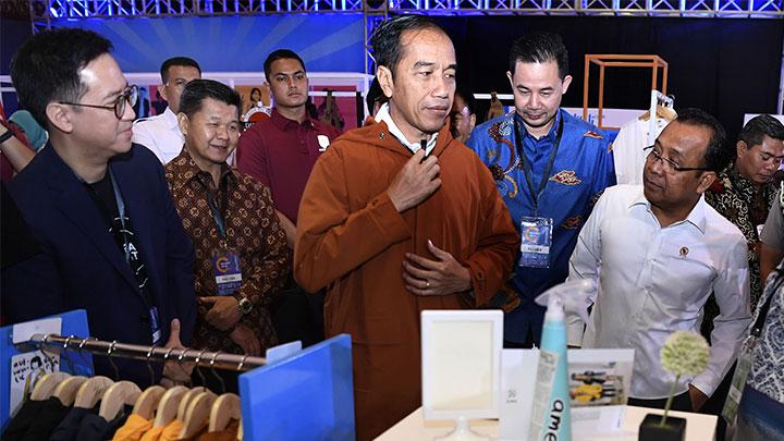 Presiden Jokowi mencoba sebuah jaket produksi lokal, lalu membelinya seharga Rp499.000 di pembukaan Idea Fest 2018 di JCC, Senayan, Jakarta Pusat, Jumat 26 Oktober 2018 lalu.