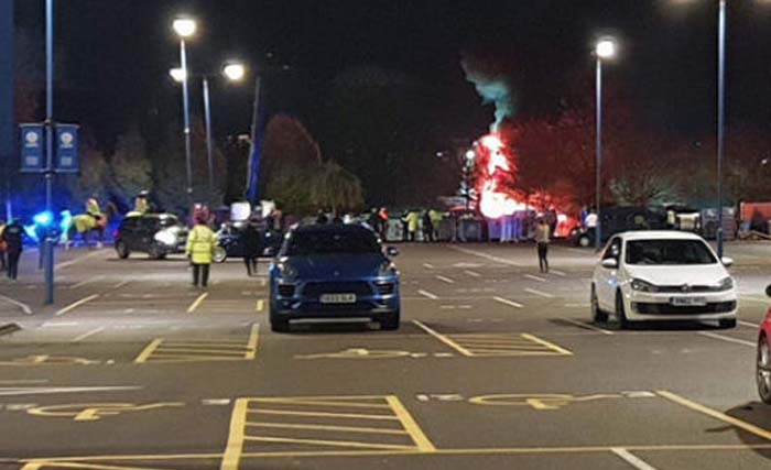 Api berkobar setelah helikopter milik Vichai Srivaddhanaprabha jatuh dekat Stadion King Power, Leicester, hari Sabtu kemarin. (Foto: Daily Express)