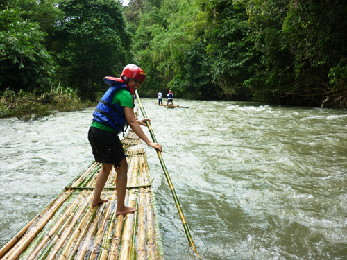 Menegangkan, adrenalin dipacu maksimal. Bamboo Rafting di Sungai Way Besai. Foto:Istimewa
