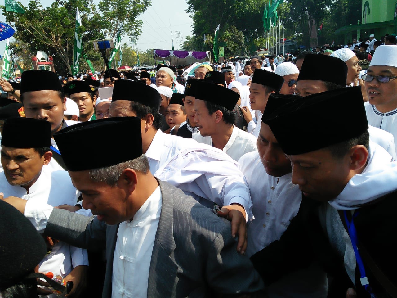 SEMANGAT: KH Marzuki Mustamar di tengah massa Istighotsah Kubro, 2018. (foto: ngopibareng.id)