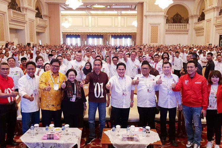 Calon Presiden Nomor Urut 1 Joko Widodo hadiri Rapat Kerja Nasional Tim Kampanye Nasional (TKN) Jokowi - Ma'ruf Amin di Surabaya. Jokowi mengenakan kaos bertuliskan #01. (Foto: Antara)