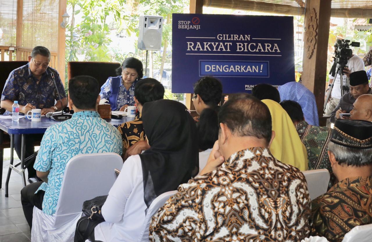 SBY dan Ani Yudhoyono mencatat aspirasi masyarakat Klaten